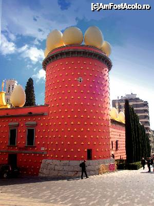 [P07] Teatre Museu Dalí din Figuerés: Turnul Galateea ornat cu pâinici » foto by mariana.olaru
 - 
<span class="allrVoted glyphicon glyphicon-heart hidden" id="av436719"></span>
<a class="m-l-10 hidden" id="sv436719" onclick="voting_Foto_DelVot(,436719,12859)" role="button">șterge vot <span class="glyphicon glyphicon-remove"></span></a>
<a id="v9436719" class=" c-red"  onclick="voting_Foto_SetVot(436719)" role="button"><span class="glyphicon glyphicon-heart-empty"></span> <b>LIKE</b> = Votează poza</a> <img class="hidden"  id="f436719W9" src="/imagini/loader.gif" border="0" /><span class="AjErrMes hidden" id="e436719ErM"></span>