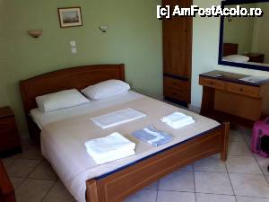[P10] Primul contact cu camera, în dreapta, lângă oglindă, se află dulapul cu două sertare, cam insuficient dacă ai de gând să nu stai cu hainele în bagaje.  » foto by ariciu*
 - 
<span class="allrVoted glyphicon glyphicon-heart hidden" id="av426949"></span>
<a class="m-l-10 hidden" id="sv426949" onclick="voting_Foto_DelVot(,426949,12887)" role="button">șterge vot <span class="glyphicon glyphicon-remove"></span></a>
<a id="v9426949" class=" c-red"  onclick="voting_Foto_SetVot(426949)" role="button"><span class="glyphicon glyphicon-heart-empty"></span> <b>LIKE</b> = Votează poza</a> <img class="hidden"  id="f426949W9" src="/imagini/loader.gif" border="0" /><span class="AjErrMes hidden" id="e426949ErM"></span>