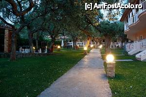 [P04] La capătul aleii care vine de pe plajă... începe curtea, încă liniştită deoarece nu eram decât noi cazaţi (deocamdată :))  » foto by ariciu*
 - 
<span class="allrVoted glyphicon glyphicon-heart hidden" id="av426943"></span>
<a class="m-l-10 hidden" id="sv426943" onclick="voting_Foto_DelVot(,426943,12887)" role="button">șterge vot <span class="glyphicon glyphicon-remove"></span></a>
<a id="v9426943" class=" c-red"  onclick="voting_Foto_SetVot(426943)" role="button"><span class="glyphicon glyphicon-heart-empty"></span> <b>LIKE</b> = Votează poza</a> <img class="hidden"  id="f426943W9" src="/imagini/loader.gif" border="0" /><span class="AjErrMes hidden" id="e426943ErM"></span>