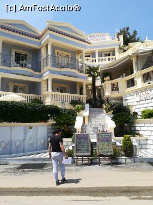 [P24] Hotelul vazut din fața, in ziua in care ne am cazat; se observa meniul zilei precum si preturile, afișate pe cele doua tăblițe » foto by MaraMura
 - 
<span class="allrVoted glyphicon glyphicon-heart hidden" id="av1240903"></span>
<a class="m-l-10 hidden" id="sv1240903" onclick="voting_Foto_DelVot(,1240903,12909)" role="button">șterge vot <span class="glyphicon glyphicon-remove"></span></a>
<a id="v91240903" class=" c-red"  onclick="voting_Foto_SetVot(1240903)" role="button"><span class="glyphicon glyphicon-heart-empty"></span> <b>LIKE</b> = Votează poza</a> <img class="hidden"  id="f1240903W9" src="/imagini/loader.gif" border="0" /><span class="AjErrMes hidden" id="e1240903ErM"></span>