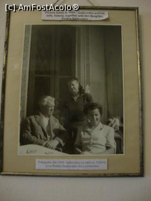 [P22] O fotografie realizată în anul 1954 în care apar Mihail Sadoveanu și soția sa, alături de fiica Profira Sadoveanu.  » foto by Floryn81
 - 
<span class="allrVoted glyphicon glyphicon-heart hidden" id="av764020"></span>
<a class="m-l-10 hidden" id="sv764020" onclick="voting_Foto_DelVot(,764020,12941)" role="button">șterge vot <span class="glyphicon glyphicon-remove"></span></a>
<a id="v9764020" class=" c-red"  onclick="voting_Foto_SetVot(764020)" role="button"><span class="glyphicon glyphicon-heart-empty"></span> <b>LIKE</b> = Votează poza</a> <img class="hidden"  id="f764020W9" src="/imagini/loader.gif" border="0" /><span class="AjErrMes hidden" id="e764020ErM"></span>