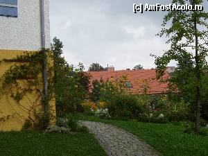 [P23] Murnau am Staffelsee - 'Casa Rusa', detaliu din curte » foto by RoF*
 - 
<span class="allrVoted glyphicon glyphicon-heart hidden" id="av375800"></span>
<a class="m-l-10 hidden" id="sv375800" onclick="voting_Foto_DelVot(,375800,12959)" role="button">șterge vot <span class="glyphicon glyphicon-remove"></span></a>
<a id="v9375800" class=" c-red"  onclick="voting_Foto_SetVot(375800)" role="button"><span class="glyphicon glyphicon-heart-empty"></span> <b>LIKE</b> = Votează poza</a> <img class="hidden"  id="f375800W9" src="/imagini/loader.gif" border="0" /><span class="AjErrMes hidden" id="e375800ErM"></span>