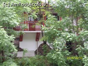 [P08] Balconul camerei noastre, fotografiat de dincolo de pârâul Gârda » foto by puiutea
 - 
<span class="allrVoted glyphicon glyphicon-heart hidden" id="av751900"></span>
<a class="m-l-10 hidden" id="sv751900" onclick="voting_Foto_DelVot(,751900,12961)" role="button">șterge vot <span class="glyphicon glyphicon-remove"></span></a>
<a id="v9751900" class=" c-red"  onclick="voting_Foto_SetVot(751900)" role="button"><span class="glyphicon glyphicon-heart-empty"></span> <b>LIKE</b> = Votează poza</a> <img class="hidden"  id="f751900W9" src="/imagini/loader.gif" border="0" /><span class="AjErrMes hidden" id="e751900ErM"></span>