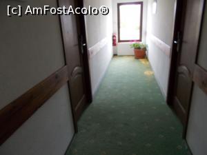 [P08] Holul spre camerele 3,4 6 și 7. A doua camera unde am stat este ușa din dreapta în prim plan » foto by Zoazore
 - 
<span class="allrVoted glyphicon glyphicon-heart hidden" id="av1367713"></span>
<a class="m-l-10 hidden" id="sv1367713" onclick="voting_Foto_DelVot(,1367713,13015)" role="button">șterge vot <span class="glyphicon glyphicon-remove"></span></a>
<a id="v91367713" class=" c-red"  onclick="voting_Foto_SetVot(1367713)" role="button"><span class="glyphicon glyphicon-heart-empty"></span> <b>LIKE</b> = Votează poza</a> <img class="hidden"  id="f1367713W9" src="/imagini/loader.gif" border="0" /><span class="AjErrMes hidden" id="e1367713ErM"></span>