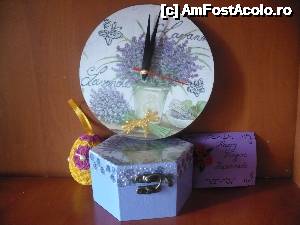 [P48] aici e poza in care se vede ca si capacul cutiei de bijuterii are acelasi model ca si ceasul. acum vad ca florile alea nu sint de liliac ci de lavanda. tot superbe sint!  » foto by adri-nico
 - 
<span class="allrVoted glyphicon glyphicon-heart hidden" id="av504536"></span>
<a class="m-l-10 hidden" id="sv504536" onclick="voting_Foto_DelVot(,504536,13023)" role="button">șterge vot <span class="glyphicon glyphicon-remove"></span></a>
<a id="v9504536" class=" c-red"  onclick="voting_Foto_SetVot(504536)" role="button"><span class="glyphicon glyphicon-heart-empty"></span> <b>LIKE</b> = Votează poza</a> <img class="hidden"  id="f504536W9" src="/imagini/loader.gif" border="0" /><span class="AjErrMes hidden" id="e504536ErM"></span>