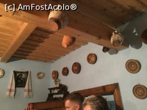 [P20] Muzeul Tarancii Romane - Oalele erau agatate la grinda (scuze pentru capetele din imagine, sunt sotul si flacaul cel mic)  » foto by mishu
 - 
<span class="allrVoted glyphicon glyphicon-heart hidden" id="av908141"></span>
<a class="m-l-10 hidden" id="sv908141" onclick="voting_Foto_DelVot(,908141,13024)" role="button">șterge vot <span class="glyphicon glyphicon-remove"></span></a>
<a id="v9908141" class=" c-red"  onclick="voting_Foto_SetVot(908141)" role="button"><span class="glyphicon glyphicon-heart-empty"></span> <b>LIKE</b> = Votează poza</a> <img class="hidden"  id="f908141W9" src="/imagini/loader.gif" border="0" /><span class="AjErrMes hidden" id="e908141ErM"></span>