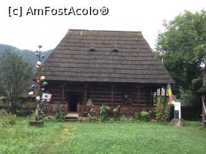 [P06] Muzeul Tarancii Romane - Casa dar si parul cu oale, in varf tronand oala rosie » foto by mishu
 - 
<span class="allrVoted glyphicon glyphicon-heart hidden" id="av908114"></span>
<a class="m-l-10 hidden" id="sv908114" onclick="voting_Foto_DelVot(,908114,13024)" role="button">șterge vot <span class="glyphicon glyphicon-remove"></span></a>
<a id="v9908114" class=" c-red"  onclick="voting_Foto_SetVot(908114)" role="button"><span class="glyphicon glyphicon-heart-empty"></span> <b>LIKE</b> = Votează poza</a> <img class="hidden"  id="f908114W9" src="/imagini/loader.gif" border="0" /><span class="AjErrMes hidden" id="e908114ErM"></span>