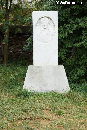 [P07] Statuie cu chipul fostei proprietare.  » foto by Utube
 - 
<span class="allrVoted glyphicon glyphicon-heart hidden" id="av378683"></span>
<a class="m-l-10 hidden" id="sv378683" onclick="voting_Foto_DelVot(,378683,13024)" role="button">șterge vot <span class="glyphicon glyphicon-remove"></span></a>
<a id="v9378683" class=" c-red"  onclick="voting_Foto_SetVot(378683)" role="button"><span class="glyphicon glyphicon-heart-empty"></span> <b>LIKE</b> = Votează poza</a> <img class="hidden"  id="f378683W9" src="/imagini/loader.gif" border="0" /><span class="AjErrMes hidden" id="e378683ErM"></span>