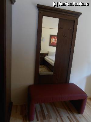 [P11] Pensiunea Bellami, detaliu din camera, dulapul incapator, cuier cu oglinda si taburet ajutator » foto by sunflower
 - 
<span class="allrVoted glyphicon glyphicon-heart hidden" id="av449207"></span>
<a class="m-l-10 hidden" id="sv449207" onclick="voting_Foto_DelVot(,449207,13078)" role="button">șterge vot <span class="glyphicon glyphicon-remove"></span></a>
<a id="v9449207" class=" c-red"  onclick="voting_Foto_SetVot(449207)" role="button"><span class="glyphicon glyphicon-heart-empty"></span> <b>LIKE</b> = Votează poza</a> <img class="hidden"  id="f449207W9" src="/imagini/loader.gif" border="0" /><span class="AjErrMes hidden" id="e449207ErM"></span>