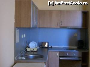 [P03] Chicineta apartamentului dotata cu toate cele necesare unei bucatarii, inclusiv frigider si nu minibar (un aspect important pentru noi care nu bem decat bauturi foarte reci :)) -august 2012 » foto by adry24
 - 
<span class="allrVoted glyphicon glyphicon-heart hidden" id="av503525"></span>
<a class="m-l-10 hidden" id="sv503525" onclick="voting_Foto_DelVot(,503525,13086)" role="button">șterge vot <span class="glyphicon glyphicon-remove"></span></a>
<a id="v9503525" class=" c-red"  onclick="voting_Foto_SetVot(503525)" role="button"><span class="glyphicon glyphicon-heart-empty"></span> <b>LIKE</b> = Votează poza</a> <img class="hidden"  id="f503525W9" src="/imagini/loader.gif" border="0" /><span class="AjErrMes hidden" id="e503525ErM"></span>