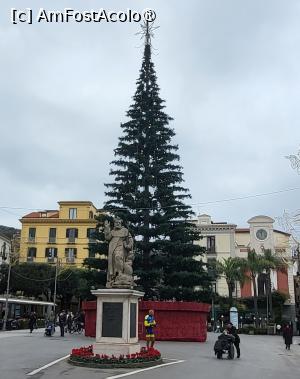 [P01] Piata Tasso, care poarta numele poetului Torquato Tasso, a carui statuie este aici, alaturi de statuia Sfantului Antonie, patronul spiritual al orasului. Povestea pietii dateaza de mai bine de un secol, acesta fiind locul in care femeile spalau rufele cu ajutorul morilor de apa. Inca exista defileul cunoscut ca Valea Morilor de Apa, unde o serie de mori parasite, alimentate candva de forta apei, amintesc de vremurile trecute. » foto by geani anto
 - 
<span class="allrVoted glyphicon glyphicon-heart hidden" id="av1411434"></span>
<a class="m-l-10 hidden" id="sv1411434" onclick="voting_Foto_DelVot(,1411434,13144)" role="button">șterge vot <span class="glyphicon glyphicon-remove"></span></a>
<a id="v91411434" class=" c-red"  onclick="voting_Foto_SetVot(1411434)" role="button"><span class="glyphicon glyphicon-heart-empty"></span> <b>LIKE</b> = Votează poza</a> <img class="hidden"  id="f1411434W9" src="/imagini/loader.gif" border="0" /><span class="AjErrMes hidden" id="e1411434ErM"></span>