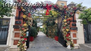 [P02] La un moment dat, in fata unei porti larg deschise, mi-au atras atentia ornamentele de Craciun si m-am apropiat pentru cateva fotografii, descoperind ca de fapt este poarta de intrare in curtea Hotelului Excelsior Vittoria, cel mai luxuos hotel din Sorrento, care are o stea Michellin. » foto by geani anto
 - 
<span class="allrVoted glyphicon glyphicon-heart hidden" id="av1411435"></span>
<a class="m-l-10 hidden" id="sv1411435" onclick="voting_Foto_DelVot(,1411435,13144)" role="button">șterge vot <span class="glyphicon glyphicon-remove"></span></a>
<a id="v91411435" class=" c-red"  onclick="voting_Foto_SetVot(1411435)" role="button"><span class="glyphicon glyphicon-heart-empty"></span> <b>LIKE</b> = Votează poza</a> <img class="hidden"  id="f1411435W9" src="/imagini/loader.gif" border="0" /><span class="AjErrMes hidden" id="e1411435ErM"></span>