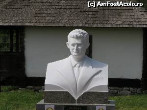 [P04] Bustul lui Nicolae Ceaușescu - amplasat în curtea casei natale din Scornicești.  » foto by tata123 🔱
 - 
<span class="allrVoted glyphicon glyphicon-heart hidden" id="av619353"></span>
<a class="m-l-10 hidden" id="sv619353" onclick="voting_Foto_DelVot(,619353,13164)" role="button">șterge vot <span class="glyphicon glyphicon-remove"></span></a>
<a id="v9619353" class=" c-red"  onclick="voting_Foto_SetVot(619353)" role="button"><span class="glyphicon glyphicon-heart-empty"></span> <b>LIKE</b> = Votează poza</a> <img class="hidden"  id="f619353W9" src="/imagini/loader.gif" border="0" /><span class="AjErrMes hidden" id="e619353ErM"></span>
