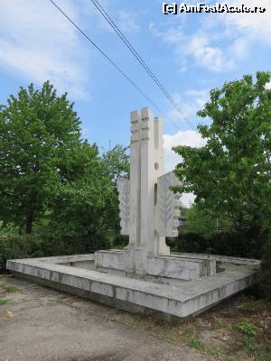 [P07] Monument-fântână aflat vis-à-vis de casa natală a lui Nicolae Ceaușescu.  » foto by tata123 🔱
 - 
<span class="allrVoted glyphicon glyphicon-heart hidden" id="av619356"></span>
<a class="m-l-10 hidden" id="sv619356" onclick="voting_Foto_DelVot(,619356,13164)" role="button">șterge vot <span class="glyphicon glyphicon-remove"></span></a>
<a id="v9619356" class=" c-red"  onclick="voting_Foto_SetVot(619356)" role="button"><span class="glyphicon glyphicon-heart-empty"></span> <b>LIKE</b> = Votează poza</a> <img class="hidden"  id="f619356W9" src="/imagini/loader.gif" border="0" /><span class="AjErrMes hidden" id="e619356ErM"></span>