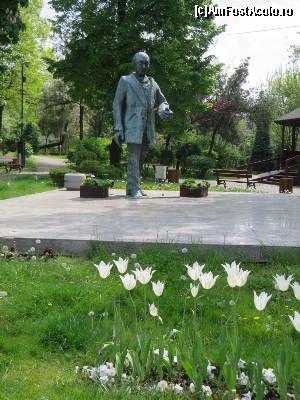 [P14] Statuia dramaturgului - Parcul Eugen Ionesco, Slatina.  » foto by tata123 🔱
 - 
<span class="allrVoted glyphicon glyphicon-heart hidden" id="av619845"></span>
<a class="m-l-10 hidden" id="sv619845" onclick="voting_Foto_DelVot(,619845,13164)" role="button">șterge vot <span class="glyphicon glyphicon-remove"></span></a>
<a id="v9619845" class=" c-red"  onclick="voting_Foto_SetVot(619845)" role="button"><span class="glyphicon glyphicon-heart-empty"></span> <b>LIKE</b> = Votează poza</a> <img class="hidden"  id="f619845W9" src="/imagini/loader.gif" border="0" /><span class="AjErrMes hidden" id="e619845ErM"></span>