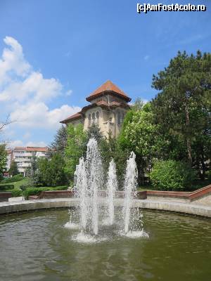 [P16] Fântână arteziană - Parcul Eugen Ionesco, Slatina (în fundal fostul sediu BNR).  » foto by tata123 🔱
 - 
<span class="allrVoted glyphicon glyphicon-heart hidden" id="av619847"></span>
<a class="m-l-10 hidden" id="sv619847" onclick="voting_Foto_DelVot(,619847,13164)" role="button">șterge vot <span class="glyphicon glyphicon-remove"></span></a>
<a id="v9619847" class=" c-red"  onclick="voting_Foto_SetVot(619847)" role="button"><span class="glyphicon glyphicon-heart-empty"></span> <b>LIKE</b> = Votează poza</a> <img class="hidden"  id="f619847W9" src="/imagini/loader.gif" border="0" /><span class="AjErrMes hidden" id="e619847ErM"></span>