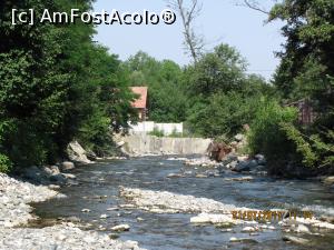 [P05] Paraul Avrig care curge paralel cu soseaua ce strabate Valea Avrigului. De o parte si de alta multe case de vacanta care de care mai somptuoase un fel de Valea Prahovei in devenire sau un crampei de Cumpatu » foto by Sandibell
 - 
<span class="allrVoted glyphicon glyphicon-heart hidden" id="av887709"></span>
<a class="m-l-10 hidden" id="sv887709" onclick="voting_Foto_DelVot(,887709,13169)" role="button">șterge vot <span class="glyphicon glyphicon-remove"></span></a>
<a id="v9887709" class=" c-red"  onclick="voting_Foto_SetVot(887709)" role="button"><span class="glyphicon glyphicon-heart-empty"></span> <b>LIKE</b> = Votează poza</a> <img class="hidden"  id="f887709W9" src="/imagini/loader.gif" border="0" /><span class="AjErrMes hidden" id="e887709ErM"></span>
