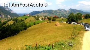 [P01] Locul de pornire in traseu. Am luat-o tot drept, printre masini. Acolo este indicator spre Magura » foto by noi doi
 - 
<span class="allrVoted glyphicon glyphicon-heart hidden" id="av773195"></span>
<a class="m-l-10 hidden" id="sv773195" onclick="voting_Foto_DelVot(,773195,13179)" role="button">șterge vot <span class="glyphicon glyphicon-remove"></span></a>
<a id="v9773195" class=" c-red"  onclick="voting_Foto_SetVot(773195)" role="button"><span class="glyphicon glyphicon-heart-empty"></span> <b>LIKE</b> = Votează poza</a> <img class="hidden"  id="f773195W9" src="/imagini/loader.gif" border="0" /><span class="AjErrMes hidden" id="e773195ErM"></span>