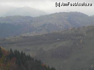 [P02] Din Peştera, către Bucegi (în zare, în ceaţă). În centrul imaginii se vede şoseaua naţională către Piteşti, care urcă creasta unui deal dncolo de care se află Moeciu de Jos.  » foto by abancor
 - 
<span class="allrVoted glyphicon glyphicon-heart hidden" id="av383758"></span>
<a class="m-l-10 hidden" id="sv383758" onclick="voting_Foto_DelVot(,383758,13179)" role="button">șterge vot <span class="glyphicon glyphicon-remove"></span></a>
<a id="v9383758" class=" c-red"  onclick="voting_Foto_SetVot(383758)" role="button"><span class="glyphicon glyphicon-heart-empty"></span> <b>LIKE</b> = Votează poza</a> <img class="hidden"  id="f383758W9" src="/imagini/loader.gif" border="0" /><span class="AjErrMes hidden" id="e383758ErM"></span>