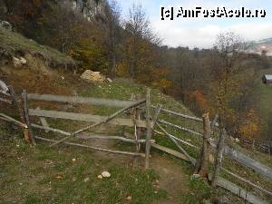 [P05] Poteca de picior. Aici e cam jumătatea drumului, iar peştera este în stîncile din faţă, din partea de sus a imaginii. Ăsta e gardul care pare să îi oprească pe unii turişti.  » foto by abancor
 - 
<span class="allrVoted glyphicon glyphicon-heart hidden" id="av383761"></span>
<a class="m-l-10 hidden" id="sv383761" onclick="voting_Foto_DelVot(,383761,13179)" role="button">șterge vot <span class="glyphicon glyphicon-remove"></span></a>
<a id="v9383761" class=" c-red"  onclick="voting_Foto_SetVot(383761)" role="button"><span class="glyphicon glyphicon-heart-empty"></span> <b>LIKE</b> = Votează poza</a> <img class="hidden"  id="f383761W9" src="/imagini/loader.gif" border="0" /><span class="AjErrMes hidden" id="e383761ErM"></span>