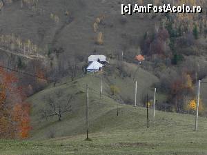 [P07] O casă la capătul unei muchii. Dacă ai uitat să cumperi ţigări mai dai jos 2 kile ca să te întorci la prăvălie în centru. Lăsînd gluma, zona este de un pitoresc evident, şi culmea e că încă se păstrează peisajul şi modul de viaţă.  » foto by abancor
 - 
<span class="allrVoted glyphicon glyphicon-heart hidden" id="av383763"></span>
<a class="m-l-10 hidden" id="sv383763" onclick="voting_Foto_DelVot(,383763,13179)" role="button">șterge vot <span class="glyphicon glyphicon-remove"></span></a>
<a id="v9383763" class=" c-red"  onclick="voting_Foto_SetVot(383763)" role="button"><span class="glyphicon glyphicon-heart-empty"></span> <b>LIKE</b> = Votează poza</a> <img class="hidden"  id="f383763W9" src="/imagini/loader.gif" border="0" /><span class="AjErrMes hidden" id="e383763ErM"></span>