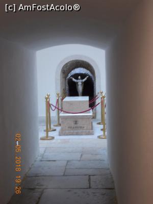 [P13] Sarcofagu de piatră și mormântul simbolic din care s-a ridicat Isus.  » foto by elviramvio
 - 
<span class="allrVoted glyphicon glyphicon-heart hidden" id="av973017"></span>
<a class="m-l-10 hidden" id="sv973017" onclick="voting_Foto_DelVot(,973017,13214)" role="button">șterge vot <span class="glyphicon glyphicon-remove"></span></a>
<a id="v9973017" class=" c-red"  onclick="voting_Foto_SetVot(973017)" role="button"><span class="glyphicon glyphicon-heart-empty"></span> <b>LIKE</b> = Votează poza</a> <img class="hidden"  id="f973017W9" src="/imagini/loader.gif" border="0" /><span class="AjErrMes hidden" id="e973017ErM"></span>