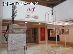 [P02] Holul, în faţă intrarea în muzeu, în stânga casa de bilete şi micul magazin.  » foto by elviramvio
 - 
<span class="allrVoted glyphicon glyphicon-heart hidden" id="av984268"></span>
<a class="m-l-10 hidden" id="sv984268" onclick="voting_Foto_DelVot(,984268,13214)" role="button">șterge vot <span class="glyphicon glyphicon-remove"></span></a>
<a id="v9984268" class=" c-red"  onclick="voting_Foto_SetVot(984268)" role="button"><span class="glyphicon glyphicon-heart-empty"></span> <b>LIKE</b> = Votează poza</a> <img class="hidden"  id="f984268W9" src="/imagini/loader.gif" border="0" /><span class="AjErrMes hidden" id="e984268ErM"></span>