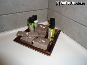 [P10] Hotelul Midtown - cosmeticele din baia camerei 903 » foto by kmy
 - 
<span class="allrVoted glyphicon glyphicon-heart hidden" id="av385629"></span>
<a class="m-l-10 hidden" id="sv385629" onclick="voting_Foto_DelVot(,385629,13230)" role="button">șterge vot <span class="glyphicon glyphicon-remove"></span></a>
<a id="v9385629" class=" c-red"  onclick="voting_Foto_SetVot(385629)" role="button"><span class="glyphicon glyphicon-heart-empty"></span> <b>LIKE</b> = Votează poza</a> <img class="hidden"  id="f385629W9" src="/imagini/loader.gif" border="0" /><span class="AjErrMes hidden" id="e385629ErM"></span>