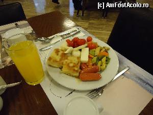 [P30] Hotelul Midtown - interiorul restaurantului -micul dejun din farfurie. Inainte mancasem si o omleta!  » foto by kmy
 - 
<span class="allrVoted glyphicon glyphicon-heart hidden" id="av385649"></span>
<a class="m-l-10 hidden" id="sv385649" onclick="voting_Foto_DelVot(,385649,13230)" role="button">șterge vot <span class="glyphicon glyphicon-remove"></span></a>
<a id="v9385649" class=" c-red"  onclick="voting_Foto_SetVot(385649)" role="button"><span class="glyphicon glyphicon-heart-empty"></span> <b>LIKE</b> = Votează poza</a> <img class="hidden"  id="f385649W9" src="/imagini/loader.gif" border="0" /><span class="AjErrMes hidden" id="e385649ErM"></span>