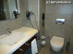 [P09] Hotelul Midtown - interiorul baii camerei 903 - se poate vedea inclusiv telefonul de pe perete si restul dotarilor.  » foto by kmy
 - 
<span class="allrVoted glyphicon glyphicon-heart hidden" id="av385628"></span>
<a class="m-l-10 hidden" id="sv385628" onclick="voting_Foto_DelVot(,385628,13230)" role="button">șterge vot <span class="glyphicon glyphicon-remove"></span></a>
<a id="v9385628" class=" c-red"  onclick="voting_Foto_SetVot(385628)" role="button"><span class="glyphicon glyphicon-heart-empty"></span> <b>LIKE</b> = Votează poza</a> <img class="hidden"  id="f385628W9" src="/imagini/loader.gif" border="0" /><span class="AjErrMes hidden" id="e385628ErM"></span>