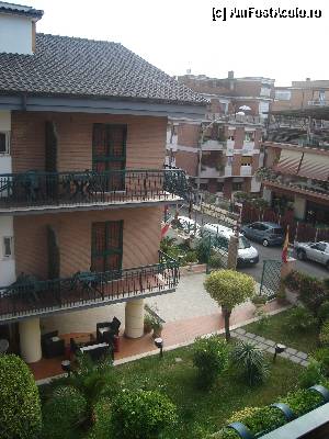 [P12] Tot de pe balcon, privind spre intrarea in hotel » foto by nicoletass
 - 
<span class="allrVoted glyphicon glyphicon-heart hidden" id="av385823"></span>
<a class="m-l-10 hidden" id="sv385823" onclick="voting_Foto_DelVot(,385823,13238)" role="button">șterge vot <span class="glyphicon glyphicon-remove"></span></a>
<a id="v9385823" class=" c-red"  onclick="voting_Foto_SetVot(385823)" role="button"><span class="glyphicon glyphicon-heart-empty"></span> <b>LIKE</b> = Votează poza</a> <img class="hidden"  id="f385823W9" src="/imagini/loader.gif" border="0" /><span class="AjErrMes hidden" id="e385823ErM"></span>