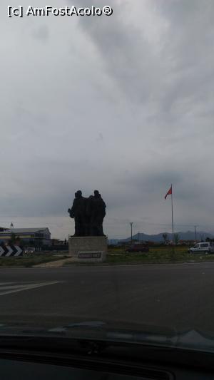 [P10] Statuie cu iz proletar, intr-un sens giratoriu.  » foto by Radix7
 - 
<span class="allrVoted glyphicon glyphicon-heart hidden" id="av848856"></span>
<a class="m-l-10 hidden" id="sv848856" onclick="voting_Foto_DelVot(,848856,13250)" role="button">șterge vot <span class="glyphicon glyphicon-remove"></span></a>
<a id="v9848856" class=" c-red"  onclick="voting_Foto_SetVot(848856)" role="button"><span class="glyphicon glyphicon-heart-empty"></span> <b>LIKE</b> = Votează poza</a> <img class="hidden"  id="f848856W9" src="/imagini/loader.gif" border="0" /><span class="AjErrMes hidden" id="e848856ErM"></span>