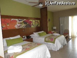 [P03] Camera noastra de la Secrets Royal Beach. Nu am putut primi camera cu pat king size (erau prea multi in luna de miere) dar paturile sunt suficient de mari pentru 2 persoane.  » foto by Irina1974
 - 
<span class="allrVoted glyphicon glyphicon-heart hidden" id="av386286"></span>
<a class="m-l-10 hidden" id="sv386286" onclick="voting_Foto_DelVot(,386286,13252)" role="button">șterge vot <span class="glyphicon glyphicon-remove"></span></a>
<a id="v9386286" class=" c-red"  onclick="voting_Foto_SetVot(386286)" role="button"><span class="glyphicon glyphicon-heart-empty"></span> <b>LIKE</b> = Votează poza</a> <img class="hidden"  id="f386286W9" src="/imagini/loader.gif" border="0" /><span class="AjErrMes hidden" id="e386286ErM"></span>