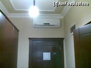 [P11] Hotel Teona 3*, Izmit - aerul condiționat individual plasa în mod fericit chiar deasupra ușii de intrare. în dreapta se află baia » foto by nicole33
 - 
<span class="allrVoted glyphicon glyphicon-heart hidden" id="av386639"></span>
<a class="m-l-10 hidden" id="sv386639" onclick="voting_Foto_DelVot(,386639,13260)" role="button">șterge vot <span class="glyphicon glyphicon-remove"></span></a>
<a id="v9386639" class=" c-red"  onclick="voting_Foto_SetVot(386639)" role="button"><span class="glyphicon glyphicon-heart-empty"></span> <b>LIKE</b> = Votează poza</a> <img class="hidden"  id="f386639W9" src="/imagini/loader.gif" border="0" /><span class="AjErrMes hidden" id="e386639ErM"></span>