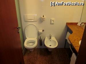 [P08] Toaleta şi 'ţâşnitoarea' aferentă » foto by le_maitre
 - 
<span class="allrVoted glyphicon glyphicon-heart hidden" id="av387188"></span>
<a class="m-l-10 hidden" id="sv387188" onclick="voting_Foto_DelVot(,387188,13274)" role="button">șterge vot <span class="glyphicon glyphicon-remove"></span></a>
<a id="v9387188" class=" c-red"  onclick="voting_Foto_SetVot(387188)" role="button"><span class="glyphicon glyphicon-heart-empty"></span> <b>LIKE</b> = Votează poza</a> <img class="hidden"  id="f387188W9" src="/imagini/loader.gif" border="0" /><span class="AjErrMes hidden" id="e387188ErM"></span>