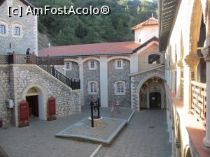 [P70] Curte Mănăstirea Kykkos, Trodos. În față este intrarea în biserică unde nu era voie să faci foto. Atâta aur nu am văzut în viața mea într-o biserică.  » foto by Aurici
 - 
<span class="allrVoted glyphicon glyphicon-heart hidden" id="av757751"></span>
<a class="m-l-10 hidden" id="sv757751" onclick="voting_Foto_DelVot(,757751,13279)" role="button">șterge vot <span class="glyphicon glyphicon-remove"></span></a>
<a id="v9757751" class=" c-red"  onclick="voting_Foto_SetVot(757751)" role="button"><span class="glyphicon glyphicon-heart-empty"></span> <b>LIKE</b> = Votează poza</a> <img class="hidden"  id="f757751W9" src="/imagini/loader.gif" border="0" /><span class="AjErrMes hidden" id="e757751ErM"></span>