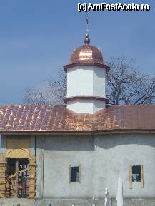 [P33] Biserica mica a Manastirii Ghighiu, construita din caramida pe o temelie de piatra avea initial acoperisul din tabla galvanizata. Acum este in restaurare, dupa cum se vede se inlocuieste acoperisul cu alama. In 1944 a fost lovita de bombardamente, dar a fost refacuta in intregime in anii 1954-1958. » foto by magdalena
 - 
<span class="allrVoted glyphicon glyphicon-heart hidden" id="av61423"></span>
<a class="m-l-10 hidden" id="sv61423" onclick="voting_Foto_DelVot(,61423,13280)" role="button">șterge vot <span class="glyphicon glyphicon-remove"></span></a>
<a id="v961423" class=" c-red"  onclick="voting_Foto_SetVot(61423)" role="button"><span class="glyphicon glyphicon-heart-empty"></span> <b>LIKE</b> = Votează poza</a> <img class="hidden"  id="f61423W9" src="/imagini/loader.gif" border="0" /><span class="AjErrMes hidden" id="e61423ErM"></span>