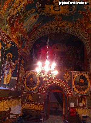 [P10] Acest candelabru a fost donat bisericii, după primul război mondial, de către un veteran de război, rămas orb. A donat spunând că dăruiește lumina celor care pot s-o vadă.  » foto by Yersinia Pestis
 - 
<span class="allrVoted glyphicon glyphicon-heart hidden" id="av574932"></span>
<a class="m-l-10 hidden" id="sv574932" onclick="voting_Foto_DelVot(,574932,13284)" role="button">șterge vot <span class="glyphicon glyphicon-remove"></span></a>
<a id="v9574932" class=" c-red"  onclick="voting_Foto_SetVot(574932)" role="button"><span class="glyphicon glyphicon-heart-empty"></span> <b>LIKE</b> = Votează poza</a> <img class="hidden"  id="f574932W9" src="/imagini/loader.gif" border="0" /><span class="AjErrMes hidden" id="e574932ErM"></span>