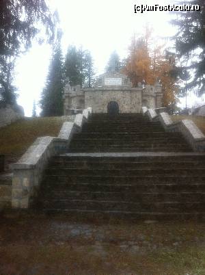 [P11] Intrarea în Mausoleul Soveja » foto by Yersinia Pestis
 - 
<span class="allrVoted glyphicon glyphicon-heart hidden" id="av574935"></span>
<a class="m-l-10 hidden" id="sv574935" onclick="voting_Foto_DelVot(,574935,13284)" role="button">șterge vot <span class="glyphicon glyphicon-remove"></span></a>
<a id="v9574935" class=" c-red"  onclick="voting_Foto_SetVot(574935)" role="button"><span class="glyphicon glyphicon-heart-empty"></span> <b>LIKE</b> = Votează poza</a> <img class="hidden"  id="f574935W9" src="/imagini/loader.gif" border="0" /><span class="AjErrMes hidden" id="e574935ErM"></span>