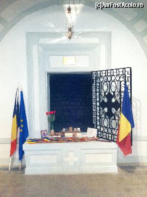 [P14] Accesul spre osuar. Din respect pentru memoria celor căzuți, mi s-a cerut să nu fotografiez interiorul. Așa am și făcut!  » foto by Yersinia Pestis
 - 
<span class="allrVoted glyphicon glyphicon-heart hidden" id="av574940"></span>
<a class="m-l-10 hidden" id="sv574940" onclick="voting_Foto_DelVot(,574940,13284)" role="button">șterge vot <span class="glyphicon glyphicon-remove"></span></a>
<a id="v9574940" class=" c-red"  onclick="voting_Foto_SetVot(574940)" role="button"><span class="glyphicon glyphicon-heart-empty"></span> <b>LIKE</b> = Votează poza</a> <img class="hidden"  id="f574940W9" src="/imagini/loader.gif" border="0" /><span class="AjErrMes hidden" id="e574940ErM"></span>