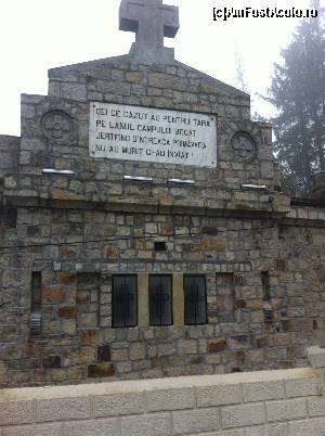 [P17] Pe fiecare latură a mausoleului, în partea superioară, sunt versuri de omagiere a celor căzuți » foto by Yersinia Pestis
 - 
<span class="allrVoted glyphicon glyphicon-heart hidden" id="av574945"></span>
<a class="m-l-10 hidden" id="sv574945" onclick="voting_Foto_DelVot(,574945,13284)" role="button">șterge vot <span class="glyphicon glyphicon-remove"></span></a>
<a id="v9574945" class=" c-red"  onclick="voting_Foto_SetVot(574945)" role="button"><span class="glyphicon glyphicon-heart-empty"></span> <b>LIKE</b> = Votează poza</a> <img class="hidden"  id="f574945W9" src="/imagini/loader.gif" border="0" /><span class="AjErrMes hidden" id="e574945ErM"></span>