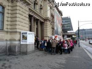 [P10] Singura coada in Helsinki. Intrarea la Ateneu. Era organizata o expozitie de pictura.  » foto by marius71a
 - 
<span class="allrVoted glyphicon glyphicon-heart hidden" id="av388122"></span>
<a class="m-l-10 hidden" id="sv388122" onclick="voting_Foto_DelVot(,388122,13285)" role="button">șterge vot <span class="glyphicon glyphicon-remove"></span></a>
<a id="v9388122" class=" c-red"  onclick="voting_Foto_SetVot(388122)" role="button"><span class="glyphicon glyphicon-heart-empty"></span> <b>LIKE</b> = Votează poza</a> <img class="hidden"  id="f388122W9" src="/imagini/loader.gif" border="0" /><span class="AjErrMes hidden" id="e388122ErM"></span>