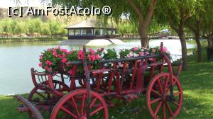 [P02] Căruță decorativă, pe fundal foișorul de pe lac » foto by crismis
 - 
<span class="allrVoted glyphicon glyphicon-heart hidden" id="av766234"></span>
<a class="m-l-10 hidden" id="sv766234" onclick="voting_Foto_DelVot(,766234,13316)" role="button">șterge vot <span class="glyphicon glyphicon-remove"></span></a>
<a id="v9766234" class=" c-red"  onclick="voting_Foto_SetVot(766234)" role="button"><span class="glyphicon glyphicon-heart-empty"></span> <b>LIKE</b> = Votează poza</a> <img class="hidden"  id="f766234W9" src="/imagini/loader.gif" border="0" /><span class="AjErrMes hidden" id="e766234ErM"></span>