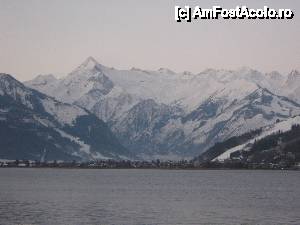 [P11] Lacul Zell, artierul Schuttdorf din Zell am See, iar varful mai ascutit este Kitzsteinhorn.  » foto by sosso
 - 
<span class="allrVoted glyphicon glyphicon-heart hidden" id="av389889"></span>
<a class="m-l-10 hidden" id="sv389889" onclick="voting_Foto_DelVot(,389889,13318)" role="button">șterge vot <span class="glyphicon glyphicon-remove"></span></a>
<a id="v9389889" class=" c-red"  onclick="voting_Foto_SetVot(389889)" role="button"><span class="glyphicon glyphicon-heart-empty"></span> <b>LIKE</b> = Votează poza</a> <img class="hidden"  id="f389889W9" src="/imagini/loader.gif" border="0" /><span class="AjErrMes hidden" id="e389889ErM"></span>
