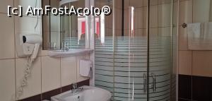 [P27] Baia cu cabină de duș măricică. » foto by Aurici
 - 
<span class="allrVoted glyphicon glyphicon-heart hidden" id="av1220718"></span>
<a class="m-l-10 hidden" id="sv1220718" onclick="voting_Foto_DelVot(,1220718,13325)" role="button">șterge vot <span class="glyphicon glyphicon-remove"></span></a>
<a id="v91220718" class=" c-red"  onclick="voting_Foto_SetVot(1220718)" role="button"><span class="glyphicon glyphicon-heart-empty"></span> <b>LIKE</b> = Votează poza</a> <img class="hidden"  id="f1220718W9" src="/imagini/loader.gif" border="0" /><span class="AjErrMes hidden" id="e1220718ErM"></span>