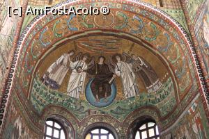 [P46] Ravenna, Bazilica San Vitale, Absida Altarului, Hristos Pantocrator, așezat pe un glob albastru, este raiul, între doi arhangheli cu sulul de șapte peceți într-o mână, în timp ce în cealaltă mână îi oferă coroana triumfală lui San Vitale » foto by mprofeanu
 - 
<span class="allrVoted glyphicon glyphicon-heart hidden" id="av1348827"></span>
<a class="m-l-10 hidden" id="sv1348827" onclick="voting_Foto_DelVot(,1348827,13338)" role="button">șterge vot <span class="glyphicon glyphicon-remove"></span></a>
<a id="v91348827" class=" c-red"  onclick="voting_Foto_SetVot(1348827)" role="button"><span class="glyphicon glyphicon-heart-empty"></span> <b>LIKE</b> = Votează poza</a> <img class="hidden"  id="f1348827W9" src="/imagini/loader.gif" border="0" /><span class="AjErrMes hidden" id="e1348827ErM"></span>