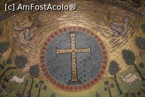 [P07] Classe, Bazilica Sant'Apollinare in Classe, O cruce cu chipul lui Hristos, deasupra este o  mână care iese din nori, tema Mâinii Domnului, Moise și Ilie de o parte și de alta... » foto by mprofeanu
 - 
<span class="allrVoted glyphicon glyphicon-heart hidden" id="av1348788"></span>
<a class="m-l-10 hidden" id="sv1348788" onclick="voting_Foto_DelVot(,1348788,13338)" role="button">șterge vot <span class="glyphicon glyphicon-remove"></span></a>
<a id="v91348788" class=" c-red"  onclick="voting_Foto_SetVot(1348788)" role="button"><span class="glyphicon glyphicon-heart-empty"></span> <b>LIKE</b> = Votează poza</a> <img class="hidden"  id="f1348788W9" src="/imagini/loader.gif" border="0" /><span class="AjErrMes hidden" id="e1348788ErM"></span>