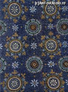 [P06] Mozaicul ce ornează Mausoleul Galla Placida
[de pe internet] » foto by webmaster <span class="label label-default labelC_thin small">NEVOTABILĂ</span>