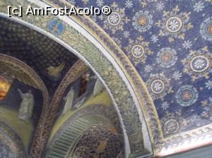 [P17] Arce, motive, culori, mozaicuri la Mausoleul Galla Placidia, Ravenna.  » foto by mihaelavoicu
 - 
<span class="allrVoted glyphicon glyphicon-heart hidden" id="av969254"></span>
<a class="m-l-10 hidden" id="sv969254" onclick="voting_Foto_DelVot(,969254,13338)" role="button">șterge vot <span class="glyphicon glyphicon-remove"></span></a>
<a id="v9969254" class=" c-red"  onclick="voting_Foto_SetVot(969254)" role="button"><span class="glyphicon glyphicon-heart-empty"></span> <b>LIKE</b> = Votează poza</a> <img class="hidden"  id="f969254W9" src="/imagini/loader.gif" border="0" /><span class="AjErrMes hidden" id="e969254ErM"></span>