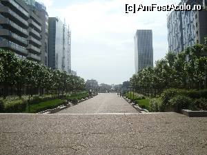 [P04] Vedere de pe Esplanada La Defense, in fundal se vede Arcul de Triumf, in stanga dupa pomi este hotelul Ibis.  » foto by mpoliana
 - 
<span class="allrVoted glyphicon glyphicon-heart hidden" id="av512851"></span>
<a class="m-l-10 hidden" id="sv512851" onclick="voting_Foto_DelVot(,512851,13383)" role="button">șterge vot <span class="glyphicon glyphicon-remove"></span></a>
<a id="v9512851" class=" c-red"  onclick="voting_Foto_SetVot(512851)" role="button"><span class="glyphicon glyphicon-heart-empty"></span> <b>LIKE</b> = Votează poza</a> <img class="hidden"  id="f512851W9" src="/imagini/loader.gif" border="0" /><span class="AjErrMes hidden" id="e512851ErM"></span>
